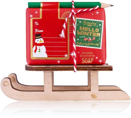 Milo trdo HELLO WINTER - v darilni škatli na lesenih saneh s svinčnikom, 100 g