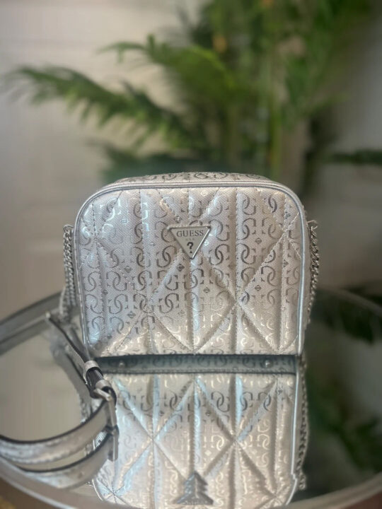 Torbica za čez ramo GUESS Aldina - srebrna